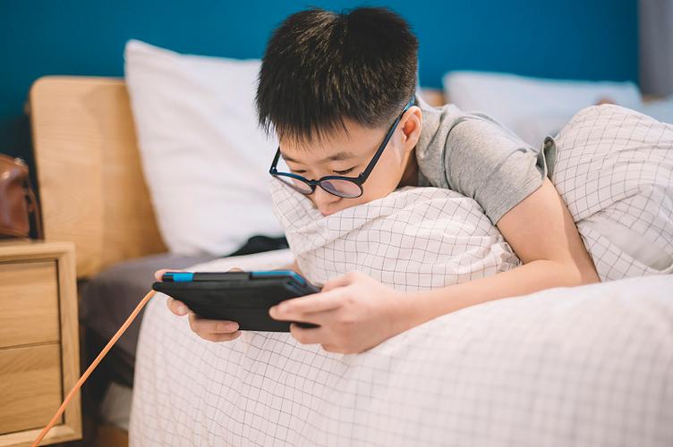 玩电脑躺着舒服吗？为什么