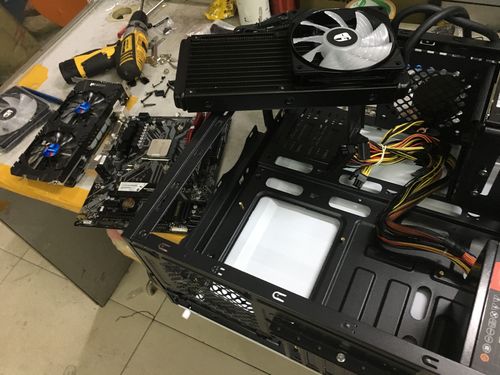 组装电脑是一个需要耐心和细心的过程，因为它涉及到多个步骤和细节。以下是一步步的指南，帮助你顺利组装一台电脑