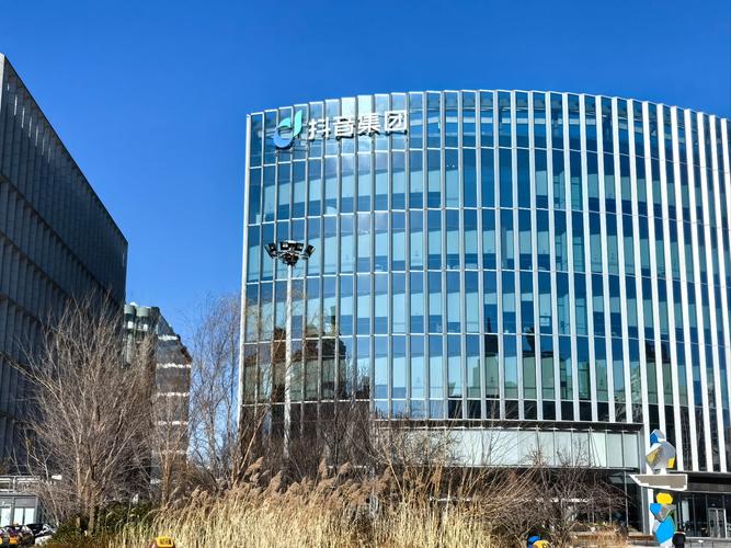 快手总部位于北京市,拥有先进的研发和运营设施,为平台的持续优化提供了有力的支持。总部的业务重点不仅包括内容生产,还涉及直播平台、会员体系、支付系统等多个方面,确保平台的持续健康发展