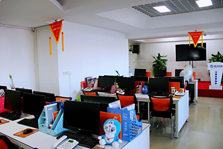 如何利用武汉耀月网络有限公司的高效运营优势？