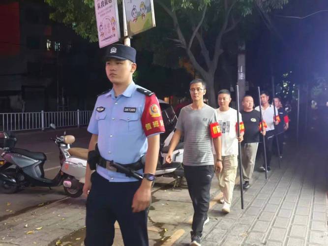 广州疫情中，辅警，守护生命，传递温暖