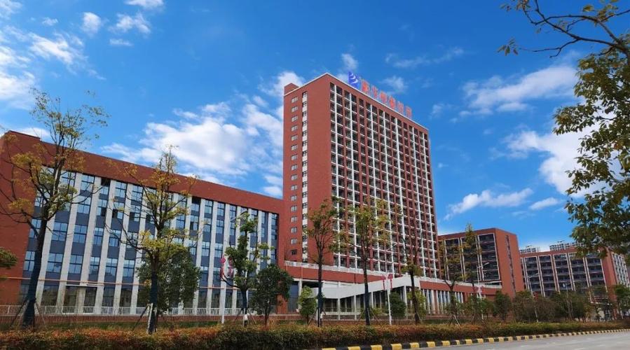 贵州新华电脑学校，为未来 equip！