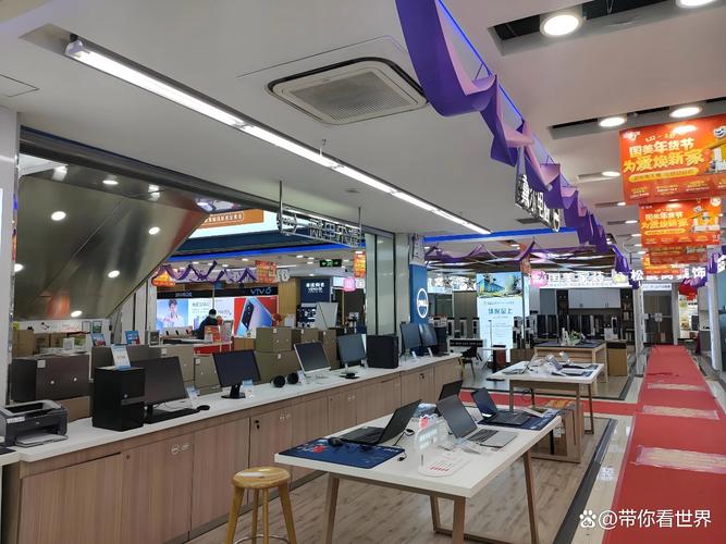 在环境方面，明华电脑城的装修环境舒适，seating环境雅致，适合家庭使用。同时，明华电脑城还提供免费的安装、调试和维护服务，让用户在购买后能够快速使用，不用再担心设备的维护问题