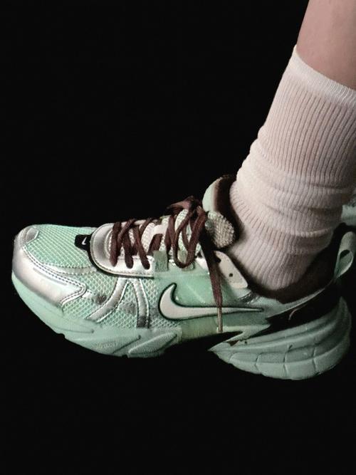 穿球鞋的电脑，听起来有点奇怪，但出于健康考虑，有些网友开始尝试在电脑前放置仙人掌来防辐射。那么，穿球鞋的电脑，是否真的能减少辐射？这个问题看似简单，但背后隐藏着不少科学知识。让我们一起来探讨一下