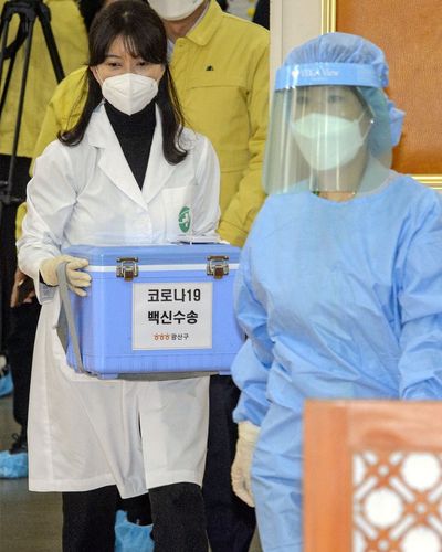 韩国首日宣布中日首例新冠疫苗接种