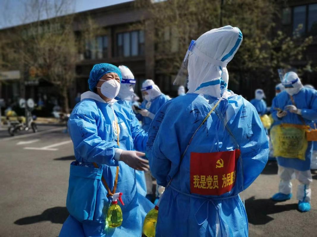 中国绿地疫情期间的医护人员，守护生命，贡献智慧