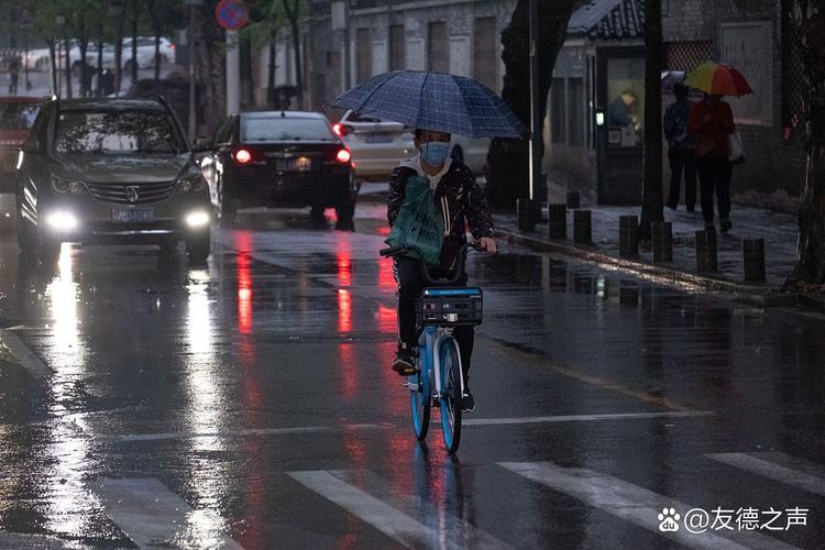 暴雨来袭,疫情依然难 initially