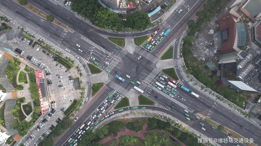 站在网络公司建设的十字路口，深圳现在正经历一场数据洪流，如何在这场变革中找到方向？