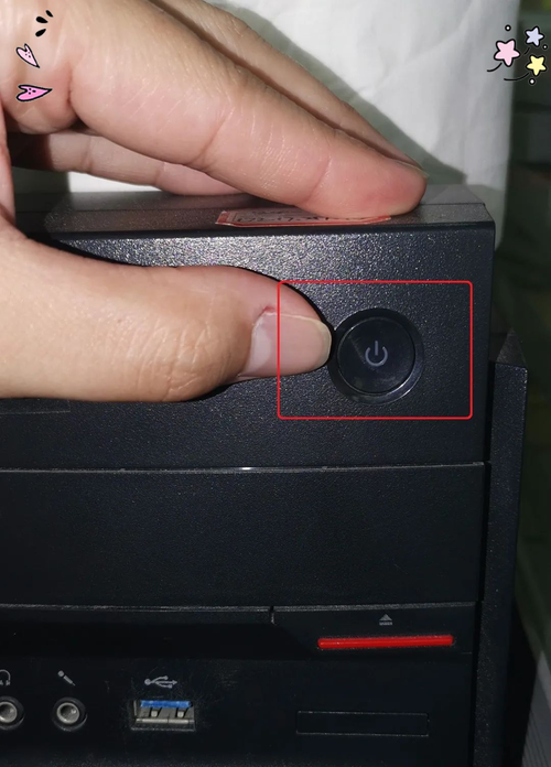 电脑开机后不显示桌面是一个常见的问题，通常与电源线的连接有关。以下是解决这个问题的步骤