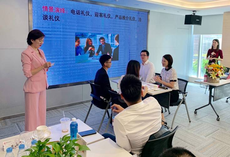 南阳微付网络科技有限公司还注重客户服务和客服人员的专业培训,确保每一位客户都能得到及时、准确的帮助和支持。我们秉持客户至上的理念,致力于打造一个高效、安全、专业的金融服务和解决方案生态系统
