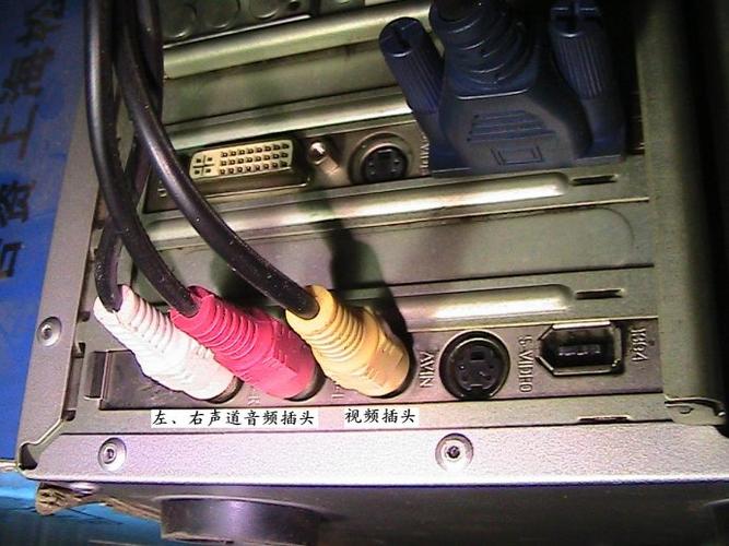 如何在移动设备上下载视频，并携带便携电脑包？