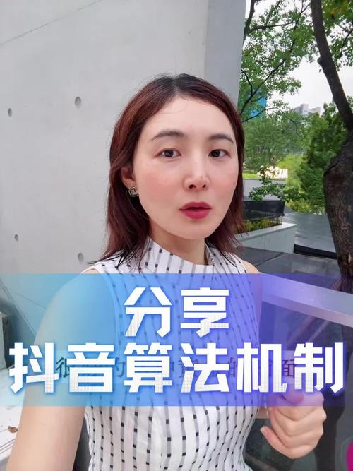 抖音的自动双击问题通常与算法推荐或平台自动设置有关。抖音通过算法推荐的内容进行播放，当内容被推荐时，系统会自动双击播放器，以便更早地加载内容。这种做法旨在提高用户的观看体验，因为用户可能对内容有偏好